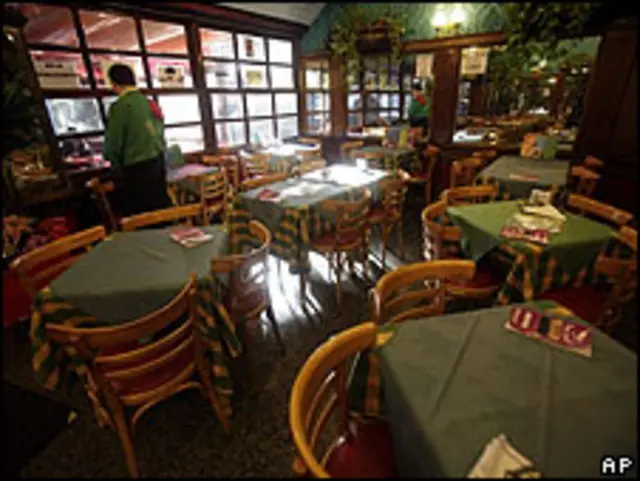 Restaurante vacío por la pandemia de gripe A en Argentina.
