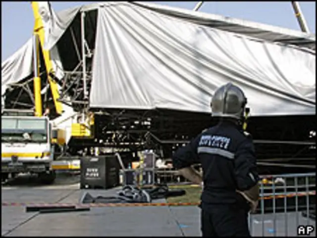 Escenario derrumbado del concierto que Madonna iba a ofrecer en Marsella, Francia, en julio de 2009.