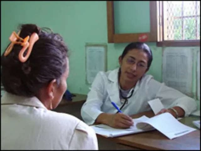 Una doctora nicaragüense, junto a su paciente en un hospital de Nicaragua. Foto cortesía de Amnistía Internacional © Ipas.