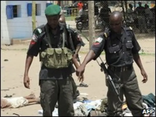 Cảnh sát Nigeria và những xác người bị giết ở thành phố Maiduguri hôm thứ Tư