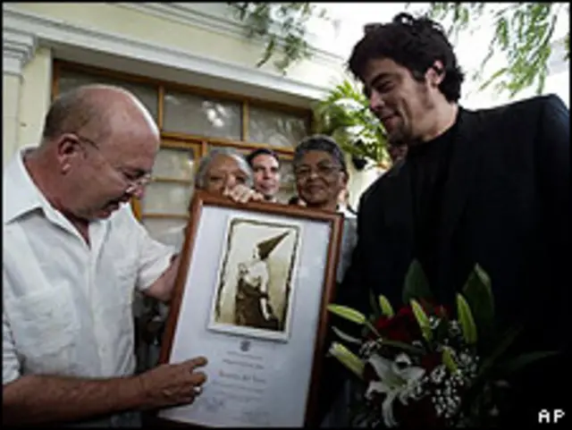Miguel Barnet (izq.) entrega el galardón a Benicio del Toro en La Habana