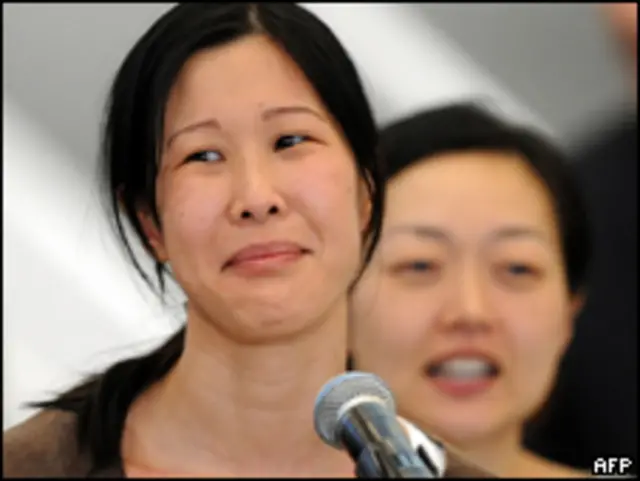 Lura Ling e Euna Lee (ao fundo) durante desembarque nos EUA (AFP)