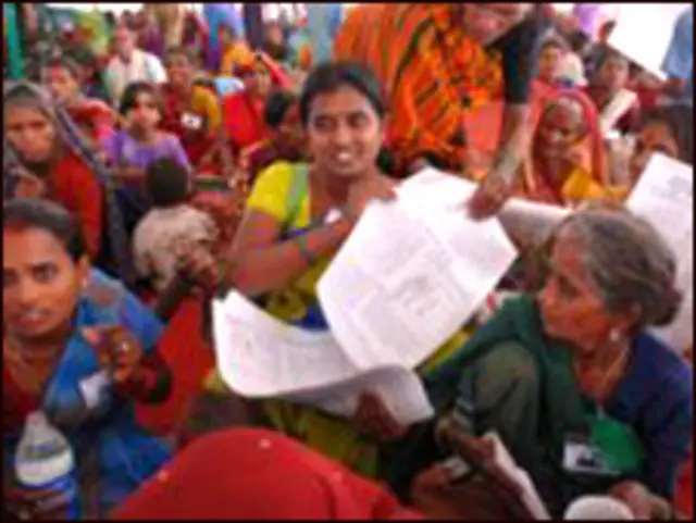 ख़बर लहरिया की कर्मचारी महिलाएँ हैं