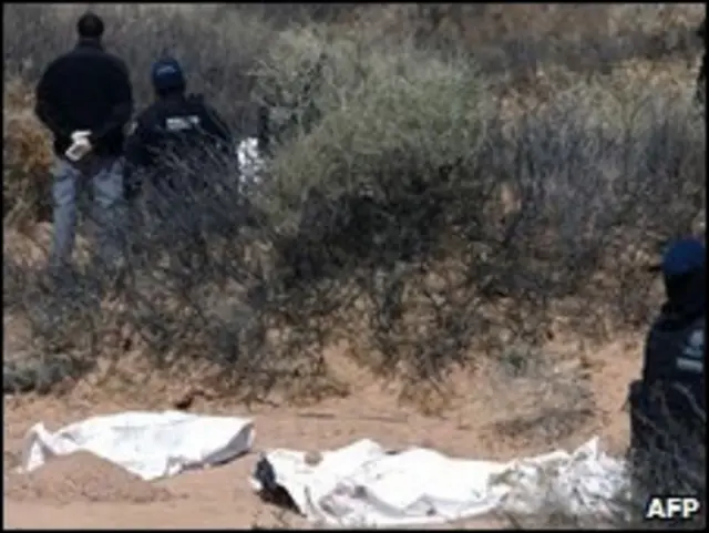 Policías federales inspeccionan el lugar de un crimen en Ciudad Juárez (Foto de archivo).
