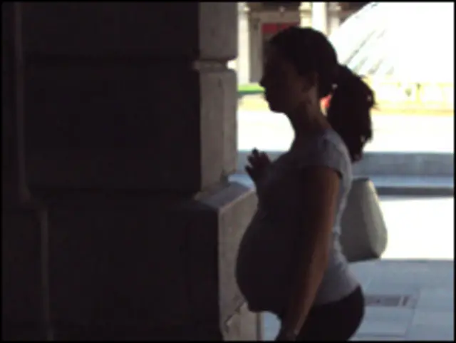 Mujer embarazada en Italia