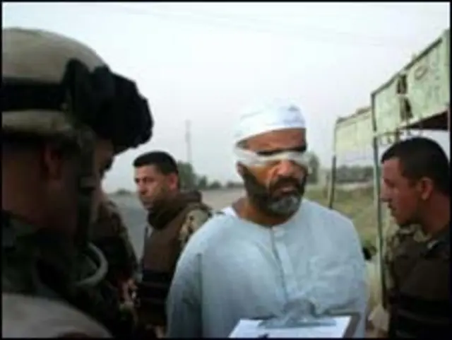 Lính Mỹ bắt một nghi can tại Baquba, Iraq năm 2005 (Getty Images)