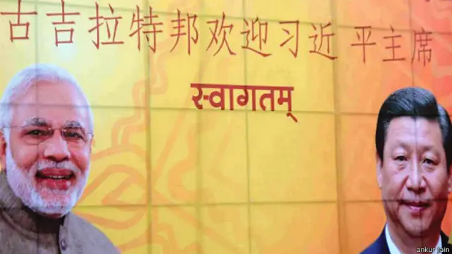 नरेंद्र मोदी और शी जिनपिंग के पोस्टर