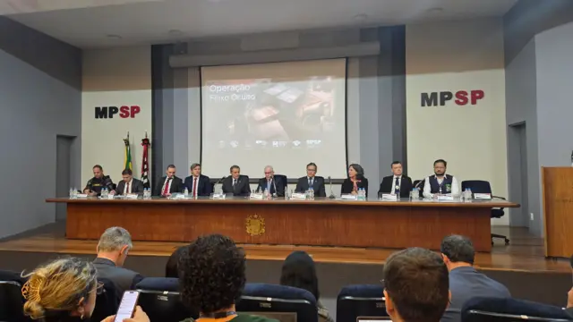 Autoridades de diversos órgãos reunidos durante coletiva de imprensa da operação Fluxo Oculto