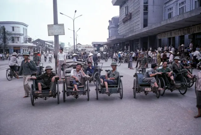 Xe xích lô vào tháng 4 năm 1986 tại Hà Nội, Việt Nam