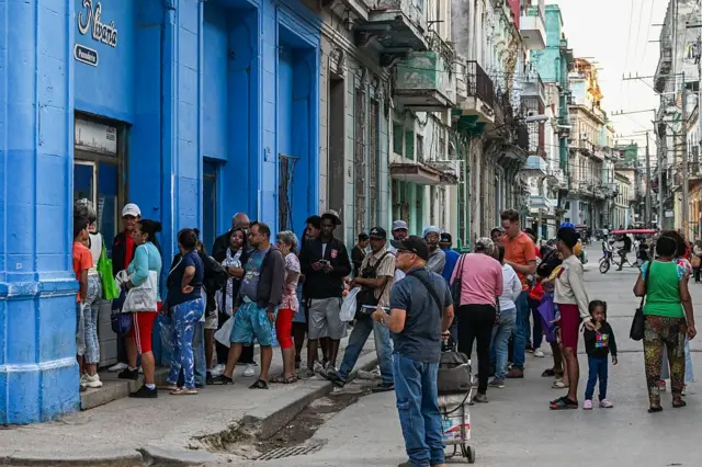 Personas haciendo cola en Cuba.