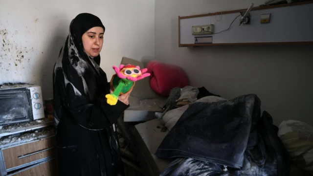 امرأة تتفقد الأضرار في مستشفى جبل عامل بعد يوم من غارة جوية إسرائيلية استهدفت مبان أمام المستشفى في صور، لبنان، 2 يونيو/ حزيران 2026.
