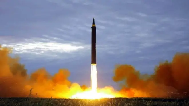 Imagen de la Agencia Central de Noticias de Corea del Norte (KCNA), tomada el 29 de agosto de 2017 y publicada el 30 de agosto de 2017, que muestra el cohete balístico estratégico de alcance intermedio Hwasong-12 de Corea del Norte despegando de la plataforma de lanzamiento en un lugar no revelado cerca de Pyongyang.