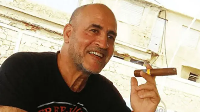 Daniel Siad segurando um charuto na mão