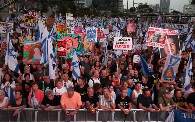 Protesters demand early elections and a deal to release hostages held in the Gaza Strip, in Tel Aviv on June 15, 2024. (JACK GUEZ / AFP) Protesters demand early elections and a deal to release hostages held in the Gaza Strip, in Tel Aviv on June 15, 2024. (JACK GUEZ / AFP)